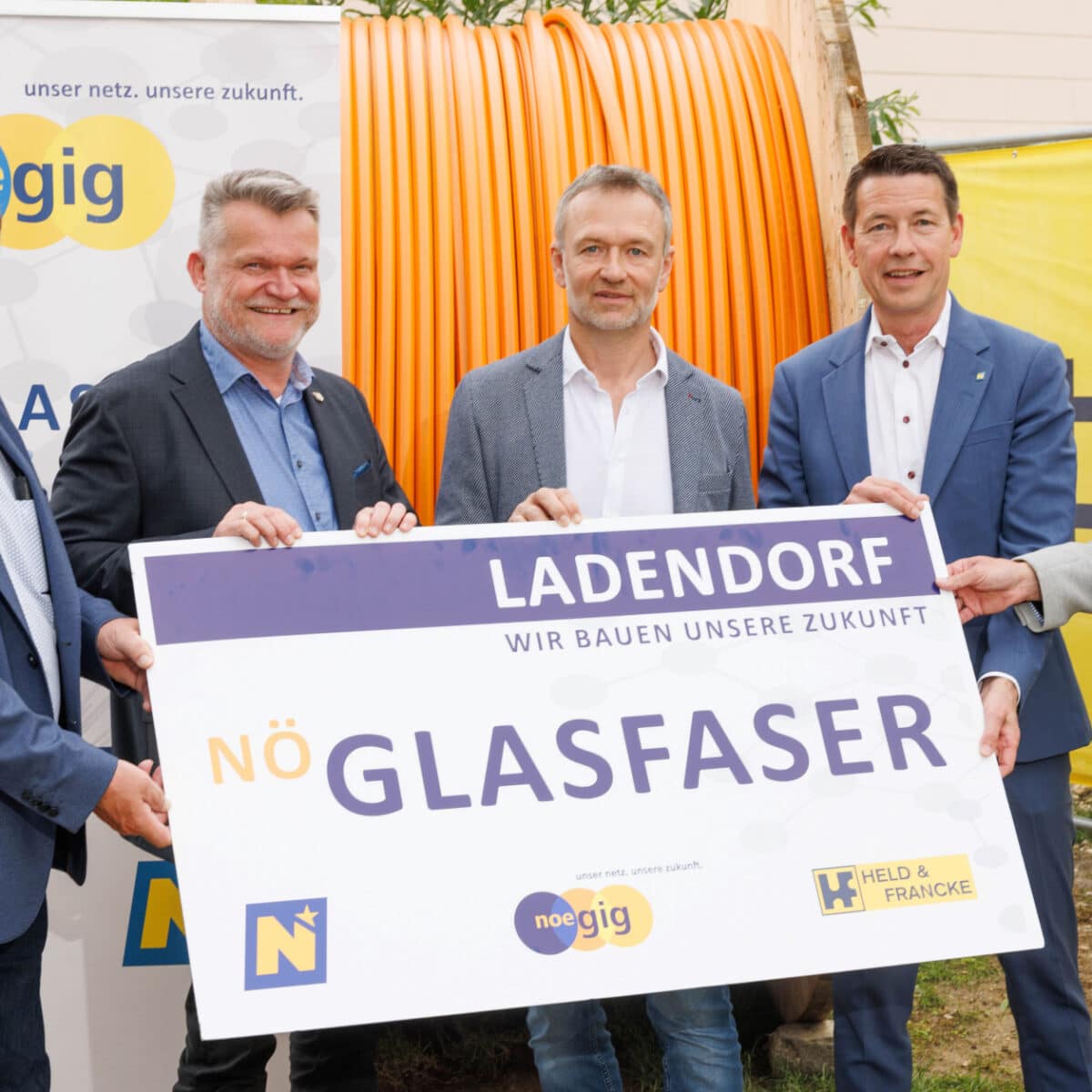 5 Männer halten NÖ Glasfaser Plakat in Ladendorf