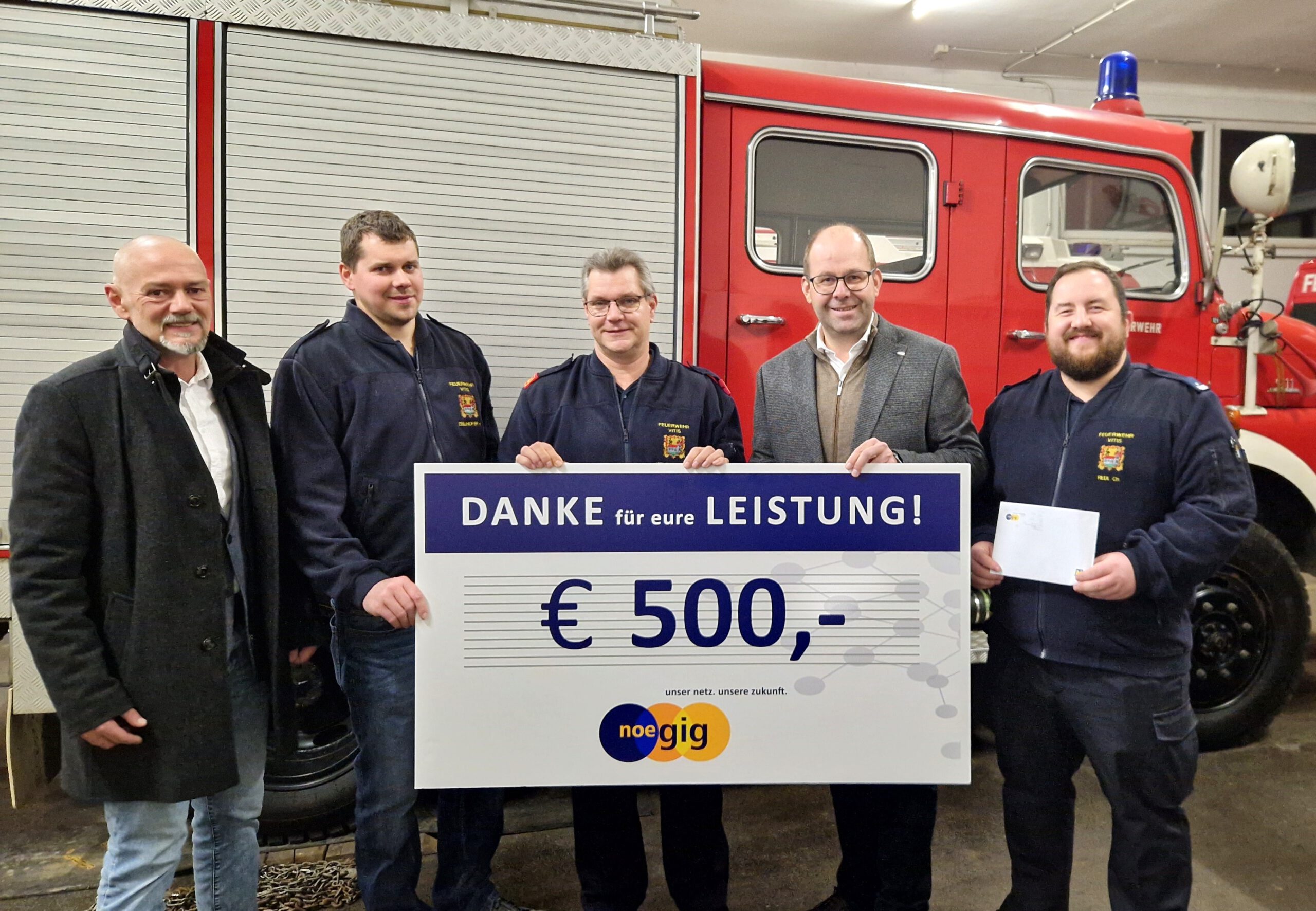 Thomas Heissenberger, Vertriebsleiter der nöGIG Service GmbH, übergibt den Spendencheck an die Kameradinnen und Kameraden der FF Vitis